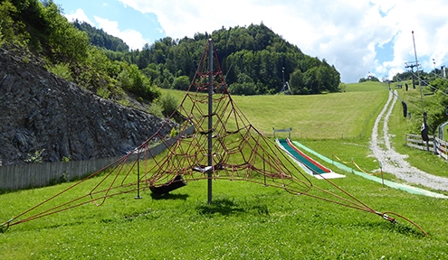 Hocheck Talstation Klettergerüst am Spielplatz